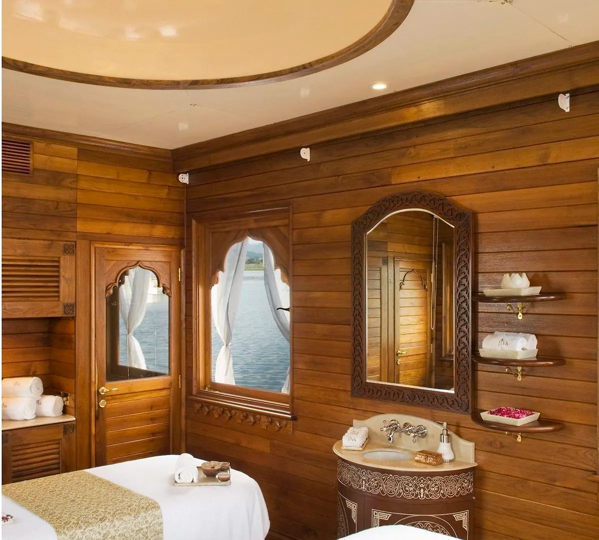 Taj Lake Palace Udaipur 5*,