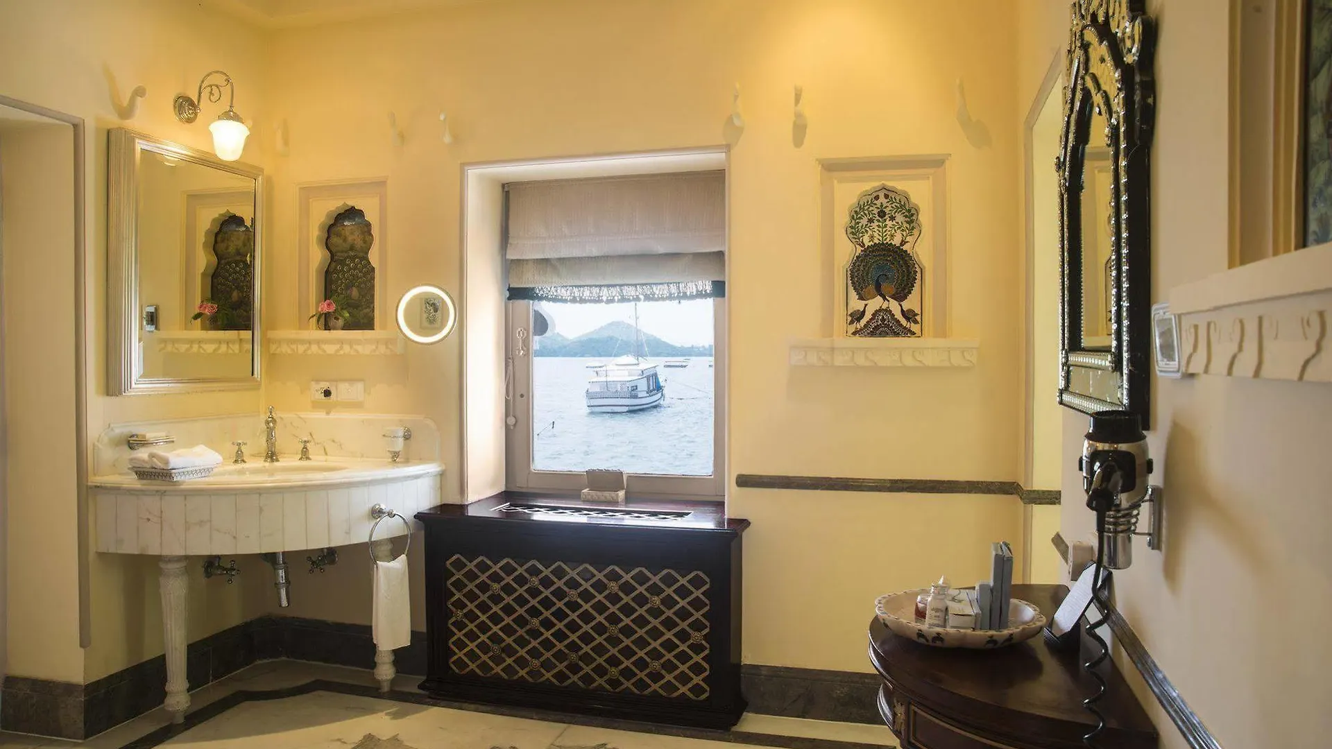 Taj Lake Palace Udaipur 5*,